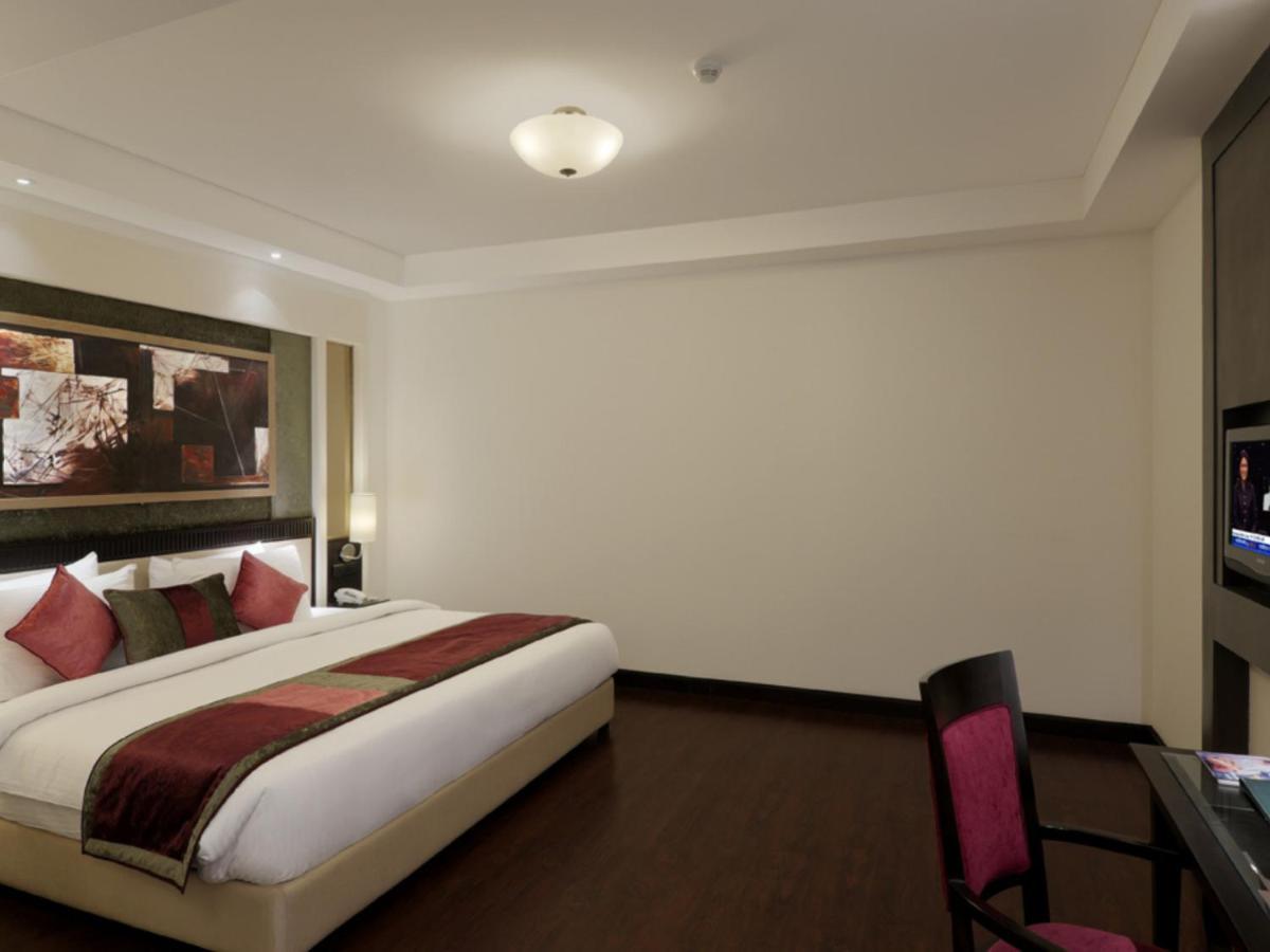 Inde Hotel Vista Woods Huda City Centre, غورغاون المظهر الخارجي الصورة